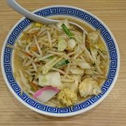 シャキシャキとした野菜炒めがのった、トナリのタンメン