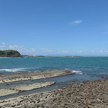 鬼の洗濯板が続く海岸線と遠くに青島が見えます