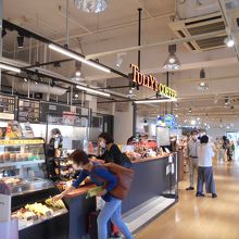 よしもとエンタメショップ大阪国際空港店内