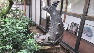 米子、鹿島茶舗の中庭にあるので、お茶を買いに入ったら見せてもらえますよ。