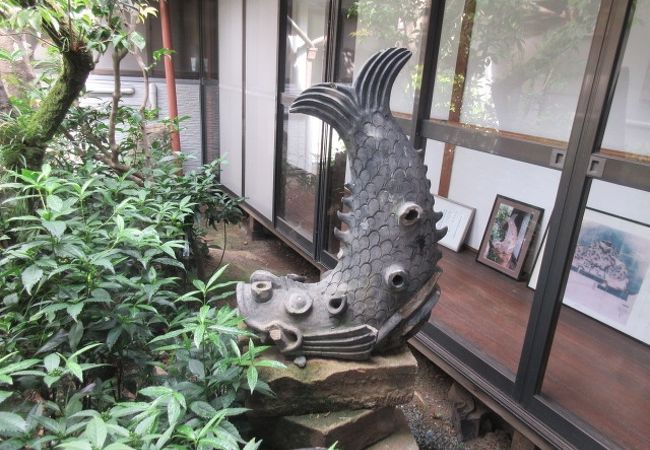 米子、鹿島茶舗の中庭にあるので、お茶を買いに入ったら見せてもらえますよ。
