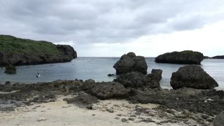 ダイビングもできる急深のビーチ