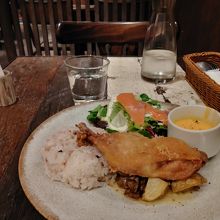 ワンプレートランチ１４００円。