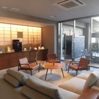 フロント前のカフェコーナー、コーヒーと水だしのお茶が無料