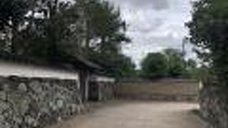 遠くから見ると行き止まりに見えます