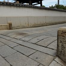 ほんの少し持ち上がっている