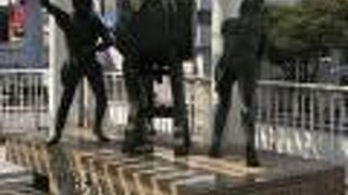 3人の太鼓をたたく子供達