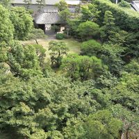 部屋からは庭園が見渡せ遠くには松山城も見えます