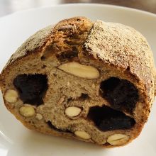 イチゴとアーモンドのカンパーニュ