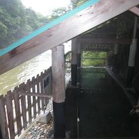 源泉かけ流しの露天風呂の横には名取川が流れている