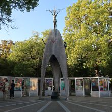 折り鶴を持った少女像