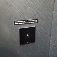 部屋のカードキーをタッチすれば階数を押さずとも自動で行きます