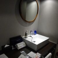 洗面台はデスクの並びと言う不思議な配置