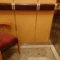 エレベーター内には腰掛が！