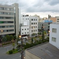 周辺はビルばかりのオフイス街でした