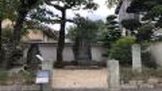 獄の跡地が車道を挟んで向かい合わせになっています