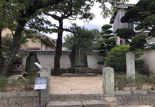 獄の跡地が車道を挟んで向かい合わせになっています