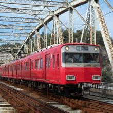 犬山橋を渡る上り急行電車。