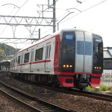 下り特急電車が犬山遊園駅を出発、次が終点新鵜沼
