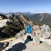 北アルプスの女王ともよばれる山です、山頂ではとても山と思えない白砂が一望できました。イルカ岩やメガネ岩等ユニークな岩もあって、とても登り甲斐がありました。山頂はとても狭いので、みなさんは山頂から少ししたのところで休憩していました。