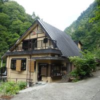 三角屋根の素朴な建物