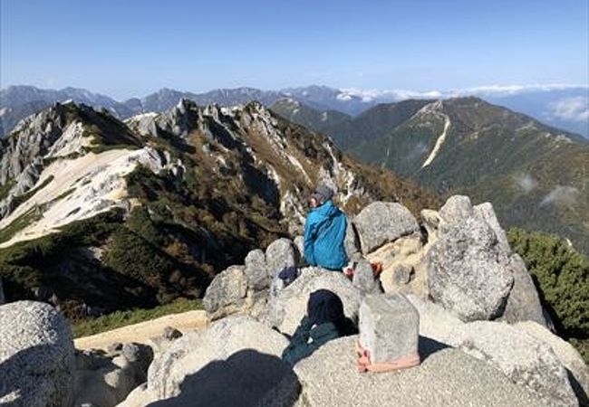 北アルプスの女王ともよばれる山です、山頂ではとても山と思えない白砂が一望できました。イルカ岩やメガネ岩等ユニークな岩もあって、とても登り甲斐がありました。山頂はとても狭いので、みなさんは山頂から少ししたのところで休憩していました。