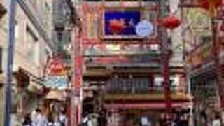 関帝廟通りの東端の牌楼！