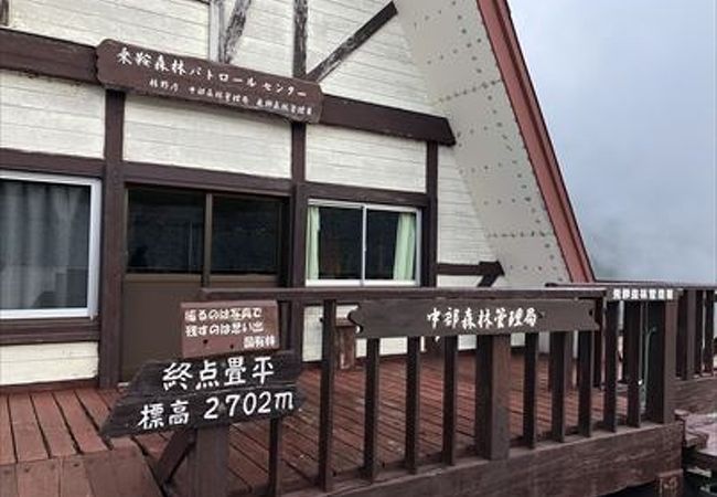 山頂バス停からおりてすぐのところにありました。センターの前には「終点ただみ平」の看板や、標高のしるしもあって、とても記念になりました。建物は三角形でした、赤の屋根はとても素敵でした。バスまつ間の時間つぶしにお勧めです。