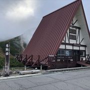 バス停からあるいて1時間半くらいでした。山頂から御嶽山、富士山、八ヶ岳を一望できました。山頂下1時間くらいに方の小屋がありまして、御来朝をみるために泊まる方もいました。山頂には神社もありまして、神社の裏でみなさんやすんでいました。