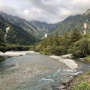 上高地中にある梓川の色がとてもすんでいて、綺麗でした。ただ気温は低いので、防寒着があったほうがいいです。河童橋の周辺にはベンチもたくさんあって、梓川の清流を眺める絶景のポイントです、お勧めです。