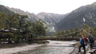 長野県の名所上高地にありました。バスで上高地に入り、バス停から歩いて１０分のところにありました。澄んでいる川が流れていて、さらに北穂高、明神岳、前穂高、柄沢岳、奥穂高、等なたなる名峰を一望できて最高に綺麗でした。