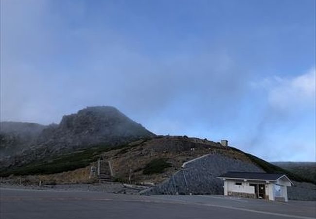 乗鞍岳の畳平バス亭から登って３０分もしませんでした。木の階段が整備されていましたので、登りやすい、家族ずれが多かったです。恵比寿岳と魔王岳との間にある恵比寿火口が亀ヶ池とも呼ばれて、小さい池を見ることもできました。