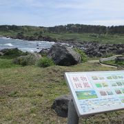 三陸復興国立公園は、東日本大震災により被災した三陸地域の復興に貢献するために、平成25年５月に創設された国立公園で、南北の延長は約250km、北部は「海のアルプス」とも称される豪壮な大断崖、南部は入り組んだ地形が優美なリアス海岸が続きます。