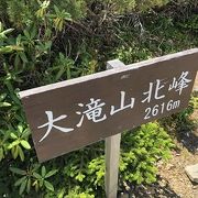 蝶が岳ととくごう峠の間にある山でした、蝶が岳からあるいてさらに2時間片道かかりました。山頂は平らであまり眺望ありませんでしたが、蝶が岳から登るときに振り返れば蝶が岳山荘と槍ヶ岳の風景は素晴らしかったです。