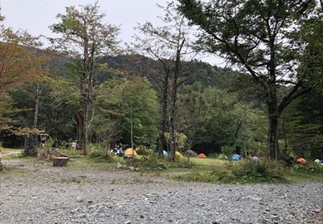 上高地からから沢や槍ヶ岳にいく途中にありました。上高地バスセンターから歩いて2時間くらいのところにありました。キャンプ場は予約制でして、人気のある場所でした