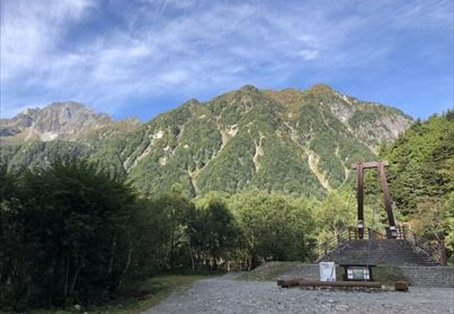 上高地から各穂高岳・槍ヶ岳へ登るの分岐点でした。穂高岳を一望できるからから沢等へ行く場合はこの橋を通っていきます。槍ヶ岳へ登る場合はこの橋を通りません。