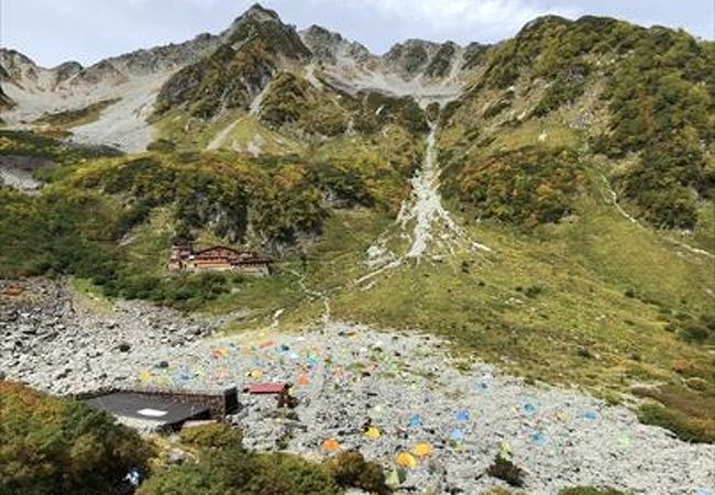 秋の9月エンドから１０月の初めは大変混みます。涸沢カールの紅葉と穂高岳のコントラストは最高に綺麗でした。混雑時は８００テントもあるそうで、夜のテントのライトをみるのも圧巻で、お勧めです。