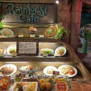 ディズニーランドに入らなくてもアトラクション気分が味わえて楽しめるお店です。