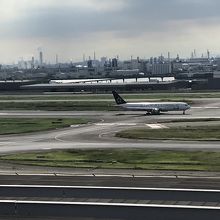 着陸機と川崎の工場景色