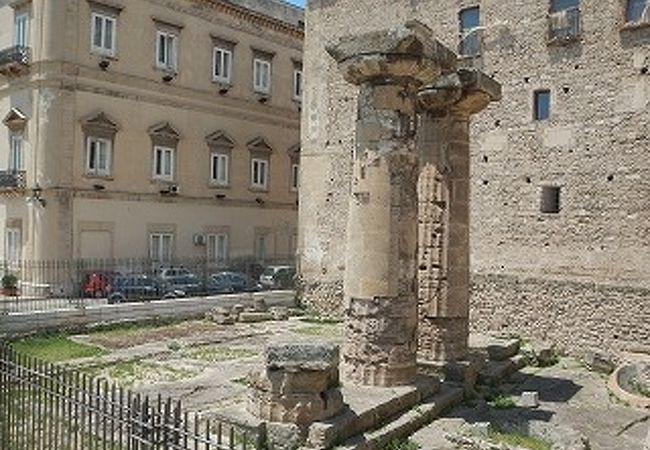 ドーリア式の円柱が残る