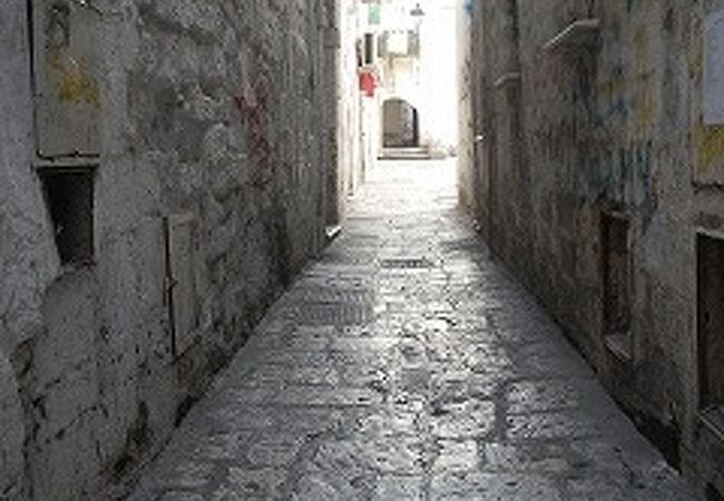 旧い街並みの路地