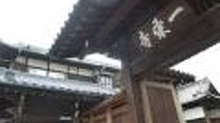 山門に風格があります