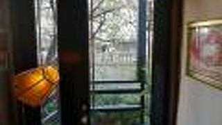 桜の時期は予約困難なお店、スタンドとランプがアクセントです。 