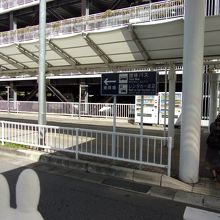 横断歩道を渡り駐車場方面の途中にこのような案内看板が！