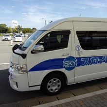 このようにレンタカー屋さんの送迎車が来ます。