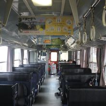 乗客は１人のおばあさんを除けばみな旅行者でした