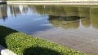 平和の灯と原爆死没者慰霊碑の間に