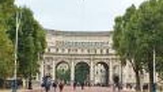 バッキンガム宮殿へと続く門　　