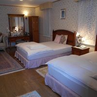 大きめのベッドで寝やすかったです。