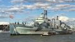 テムズ川に浮かぶ大きな軍艦